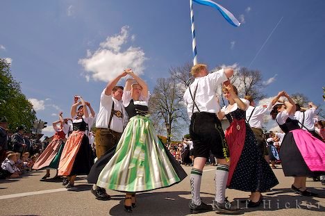 tanz um den maibaum foto