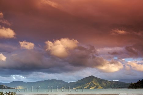 Berge Wasser Wolken Bucht Kenepuru Sound