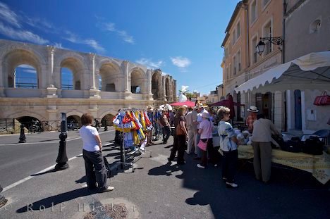 Markt In Den Strassen Von Arles Amphitheater Les Arenes Frankreich