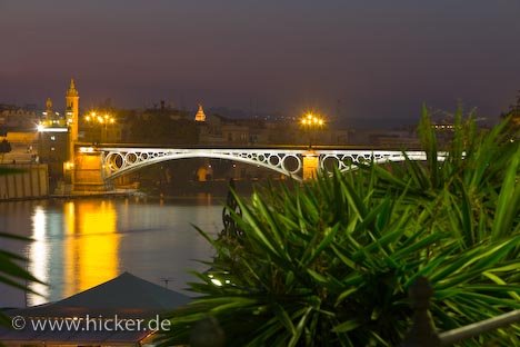 Puente De Isabel II Bruecke Bei Nacht Sevilla Spanien