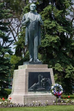 Statue Von Jon Sigurdsson Vorm Parlamentsgebaeude Winnipeg Kanada